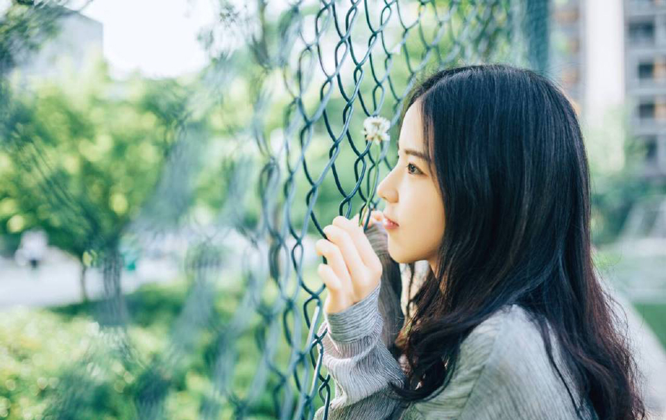 真实友谊的构成，并非因为两边有意的撮合，带些偶尔，带些不知不觉。——钱钟书